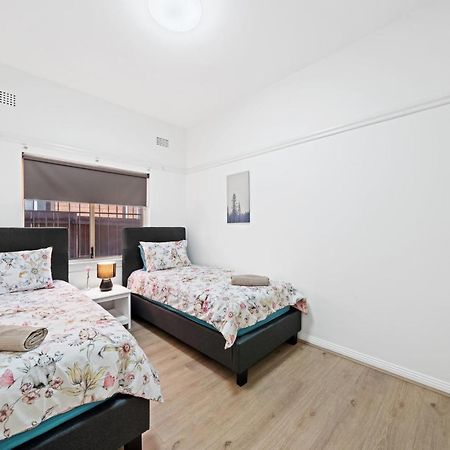Burwood City Newly Renovated 2 Bed 2 Bath Free Private Parking Big Apt シドニー エクステリア 写真