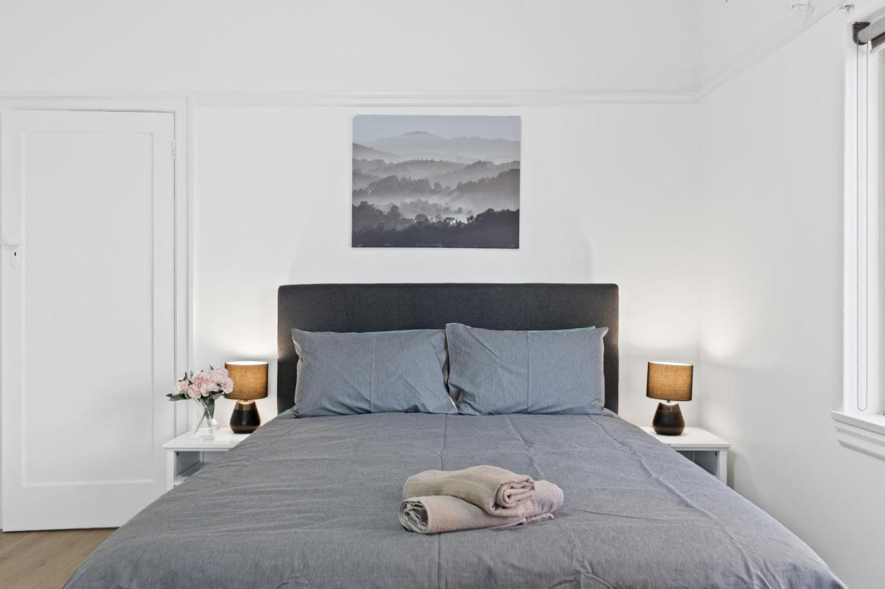 Burwood City Newly Renovated 2 Bed 2 Bath Free Private Parking Big Apt シドニー エクステリア 写真