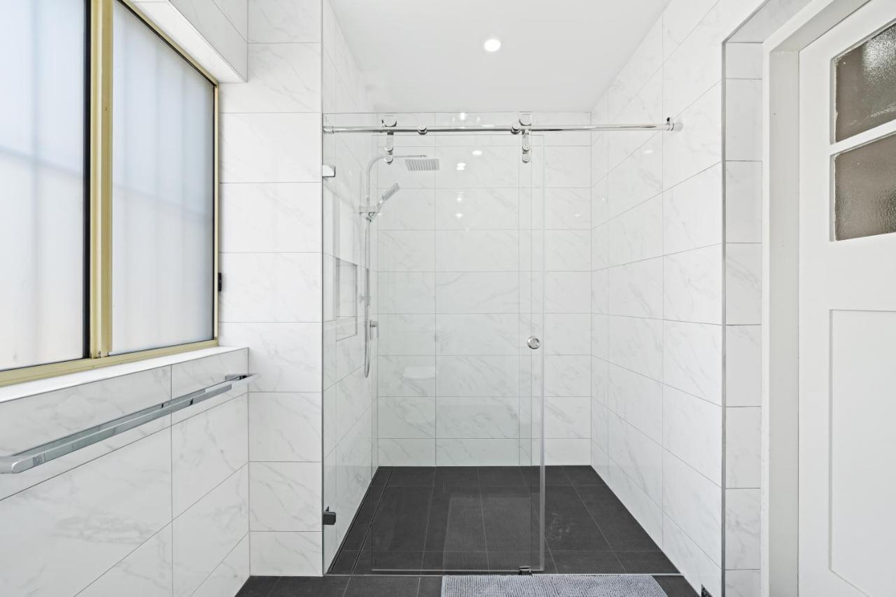 Burwood City Newly Renovated 2 Bed 2 Bath Free Private Parking Big Apt シドニー エクステリア 写真
